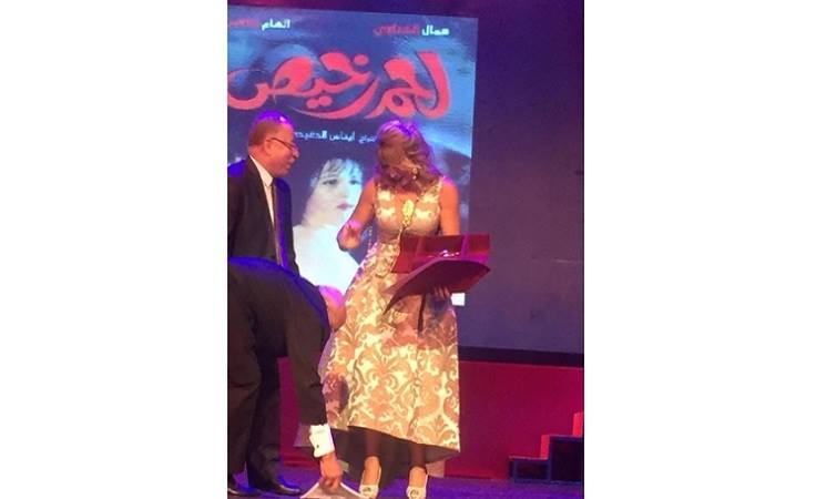 صور.. موقف محرج للمخرجة إيناس الدغيدي على خشبة المسرح